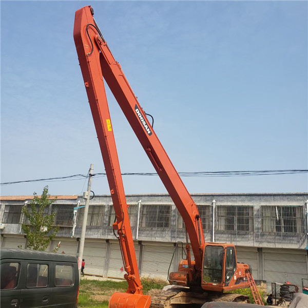斗山挖機(jī)加長(zhǎng)臂施工現(xiàn)場(chǎng)